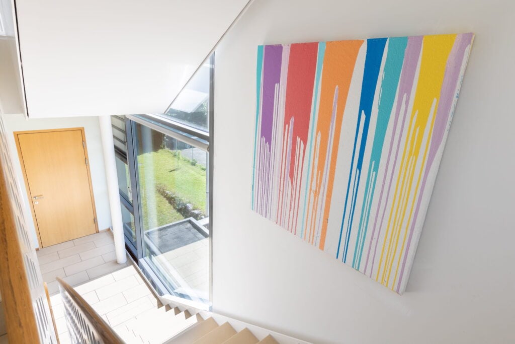 Bunte moderne Kunst an der Wand im Eingangsbereich.