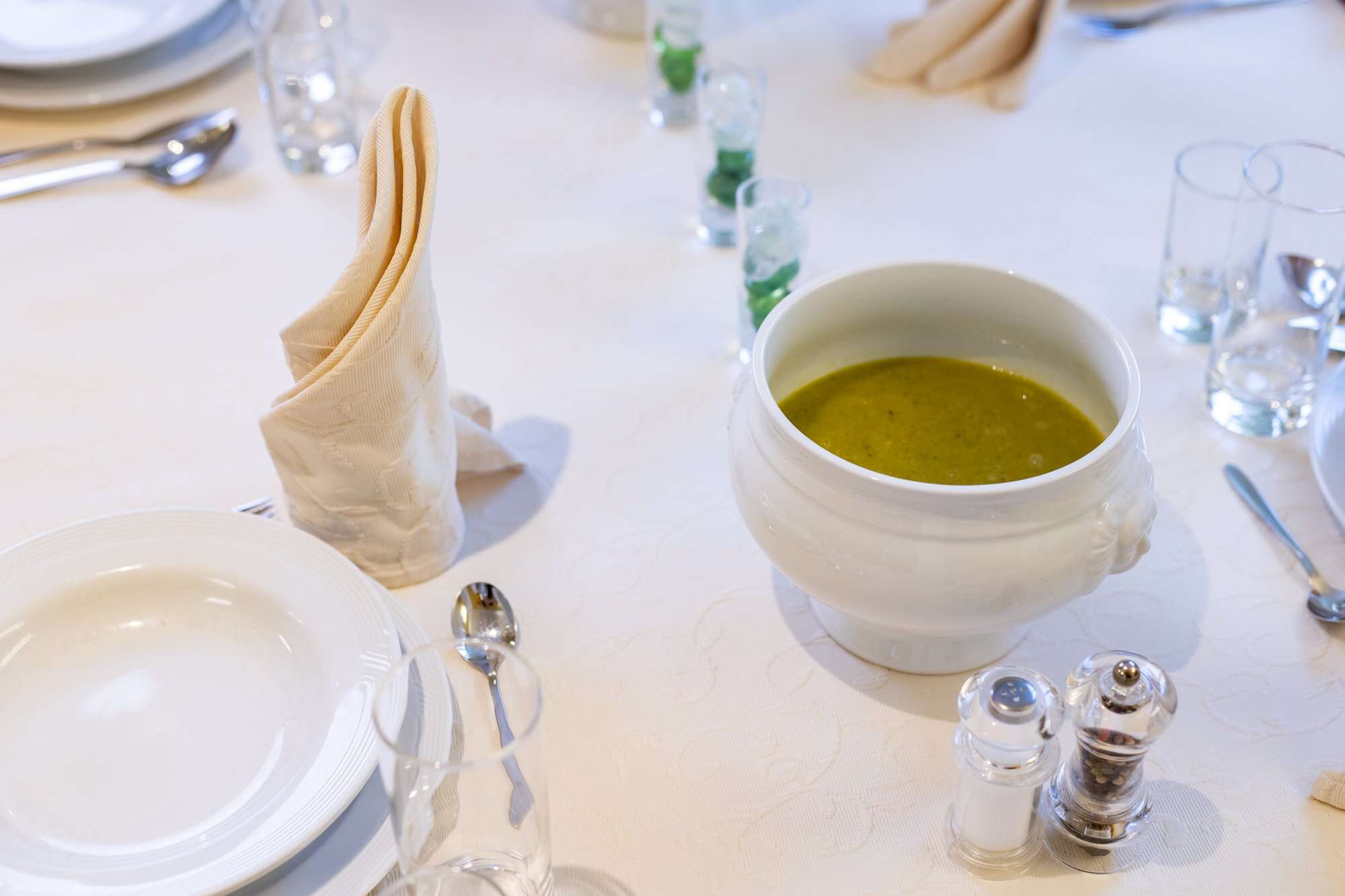 Tisch im Studentenhaus Sillgraben mit Suppe, Besteck und Gläsern.