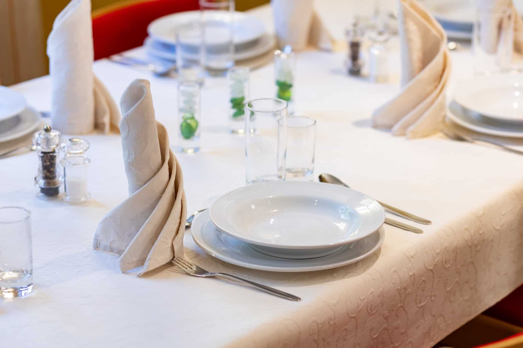 Eleganter Essbereich im Studentenhaus Sillgraben mit schön gedecktem Tisch.