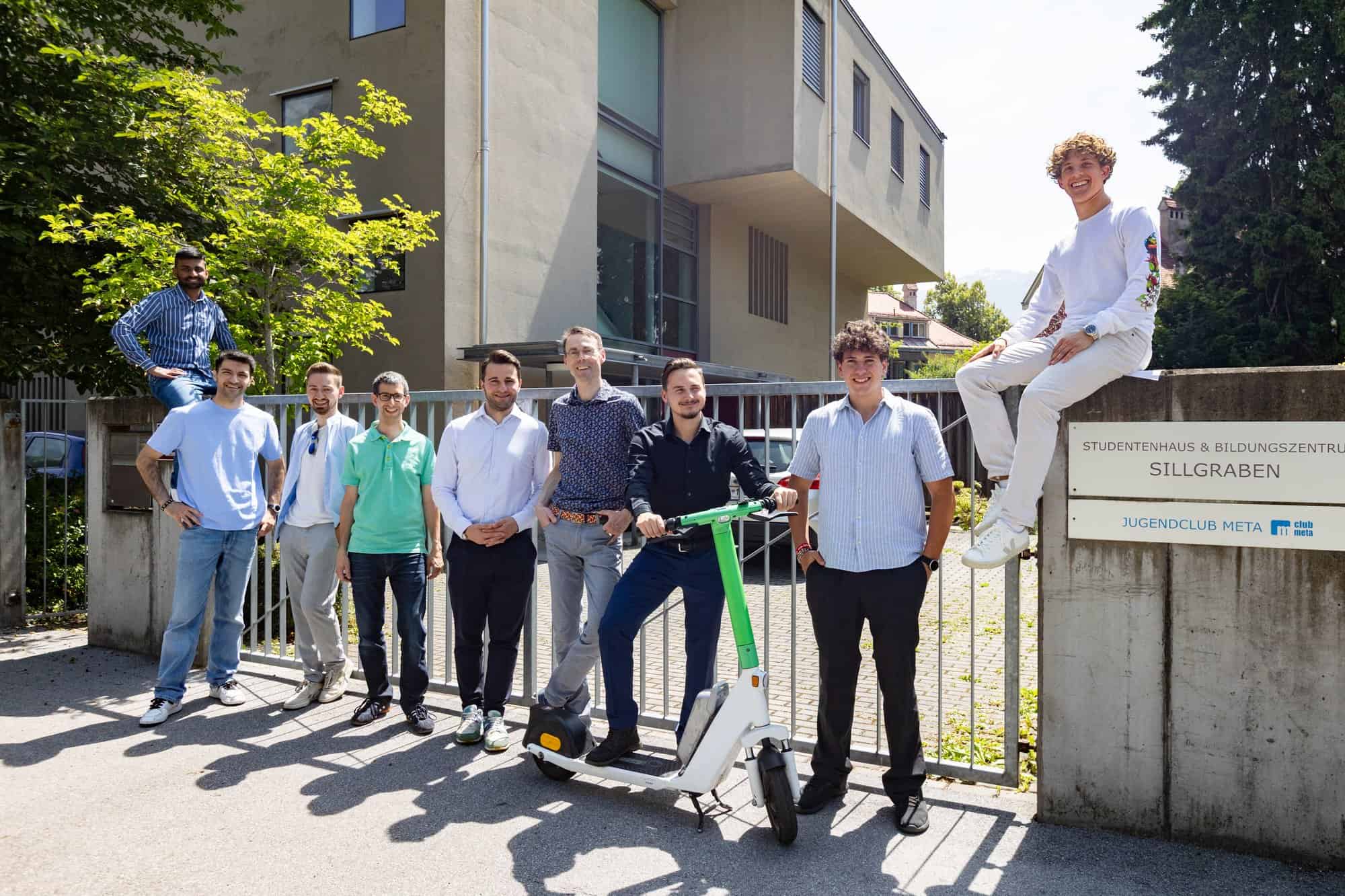 Gruppe von Studierenden vor dem Studentenhaus Sillgraben, sonniger Tag.