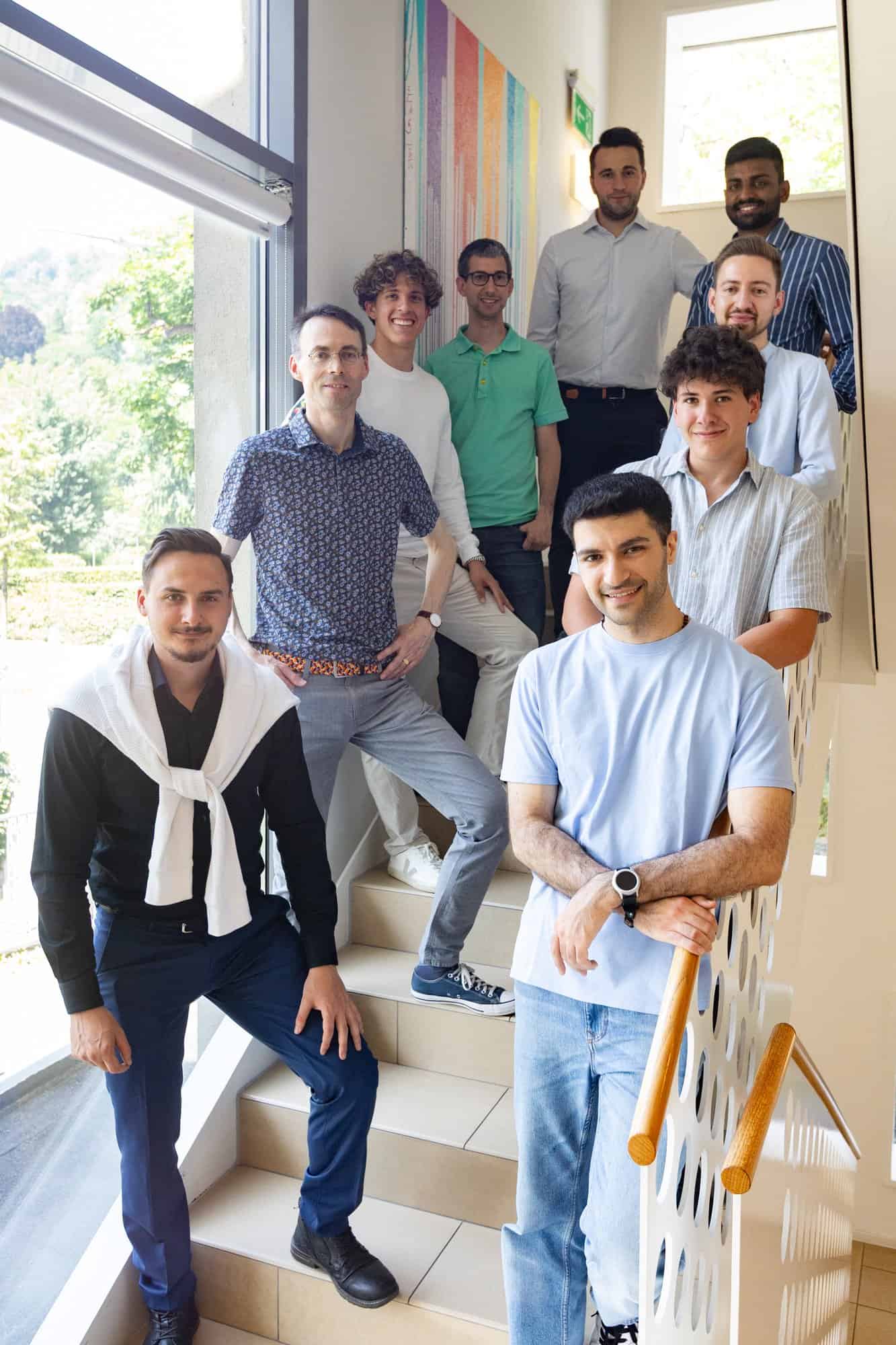 Studentengruppe auf der Treppe