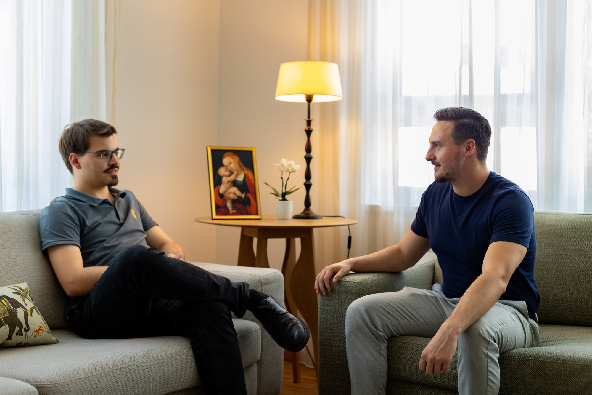 Gespräch auf dem Sofa