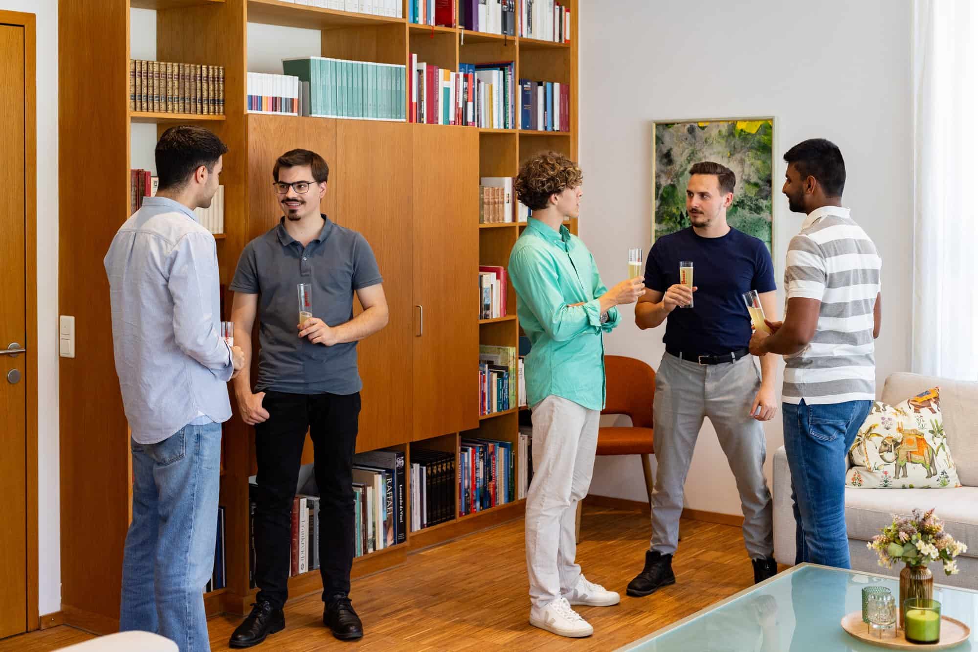 Studenten feiern zusammen