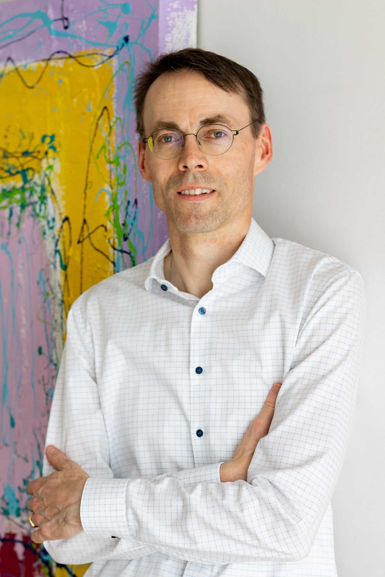 Student neben einem modernen Kunstwerk