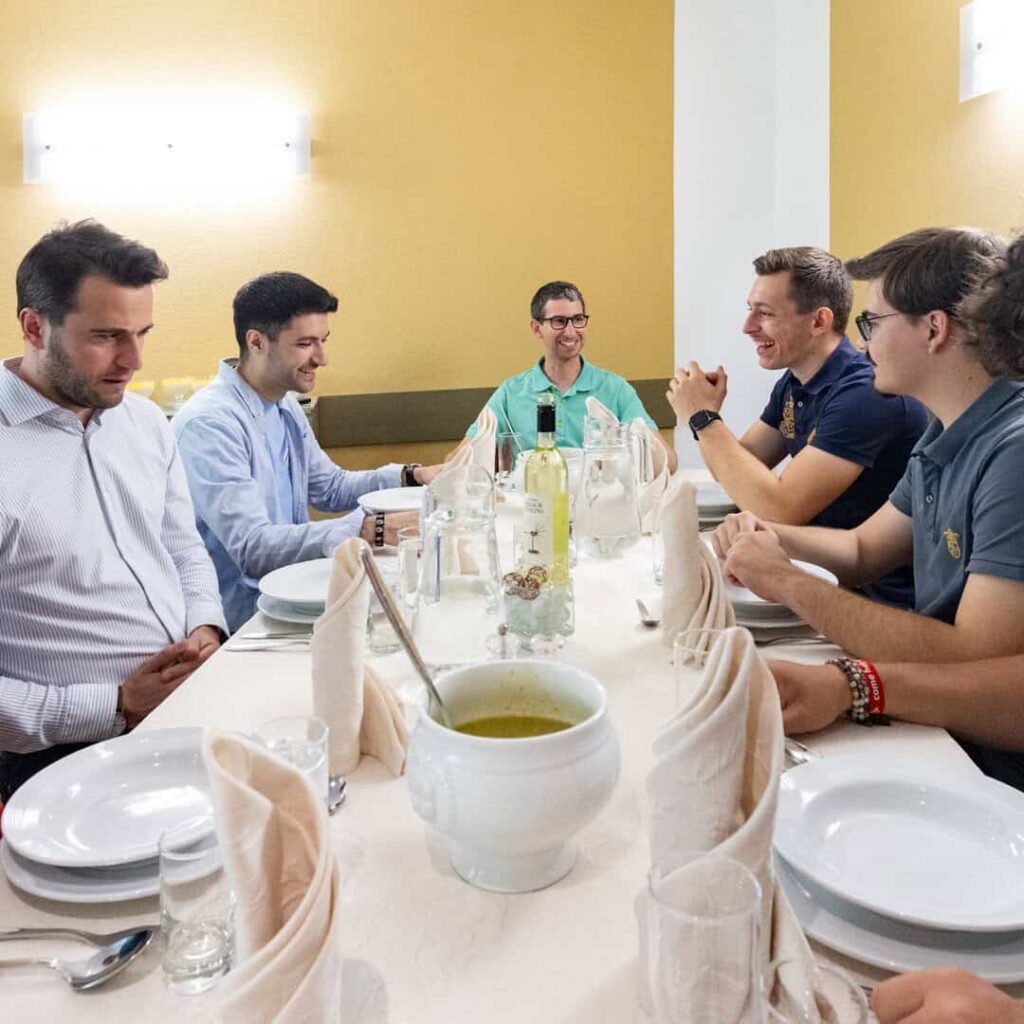 Gemeinsames Essen im Studentenheim Sillgut