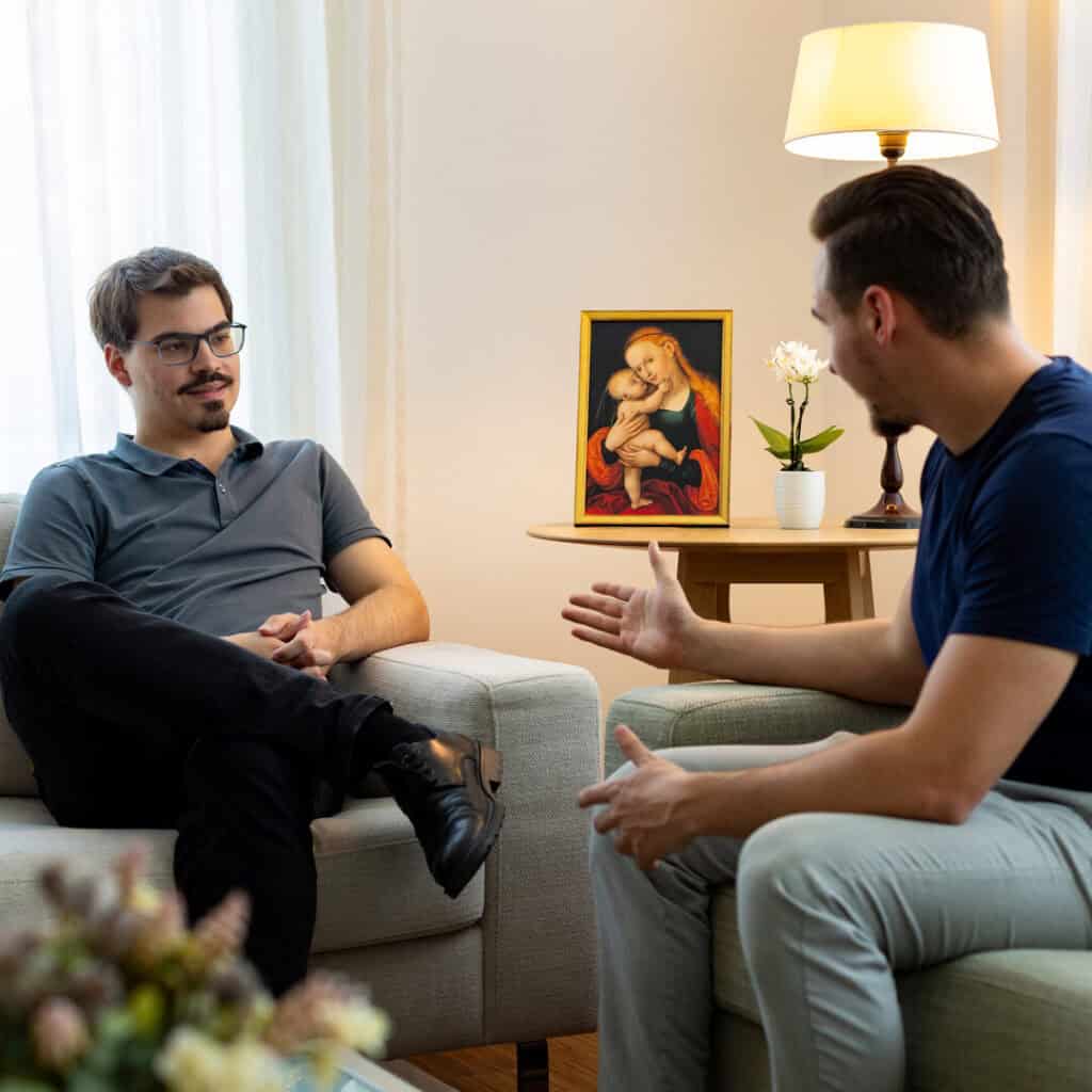 Gespräch und Austausch auf der Couch im Wohnzimmer