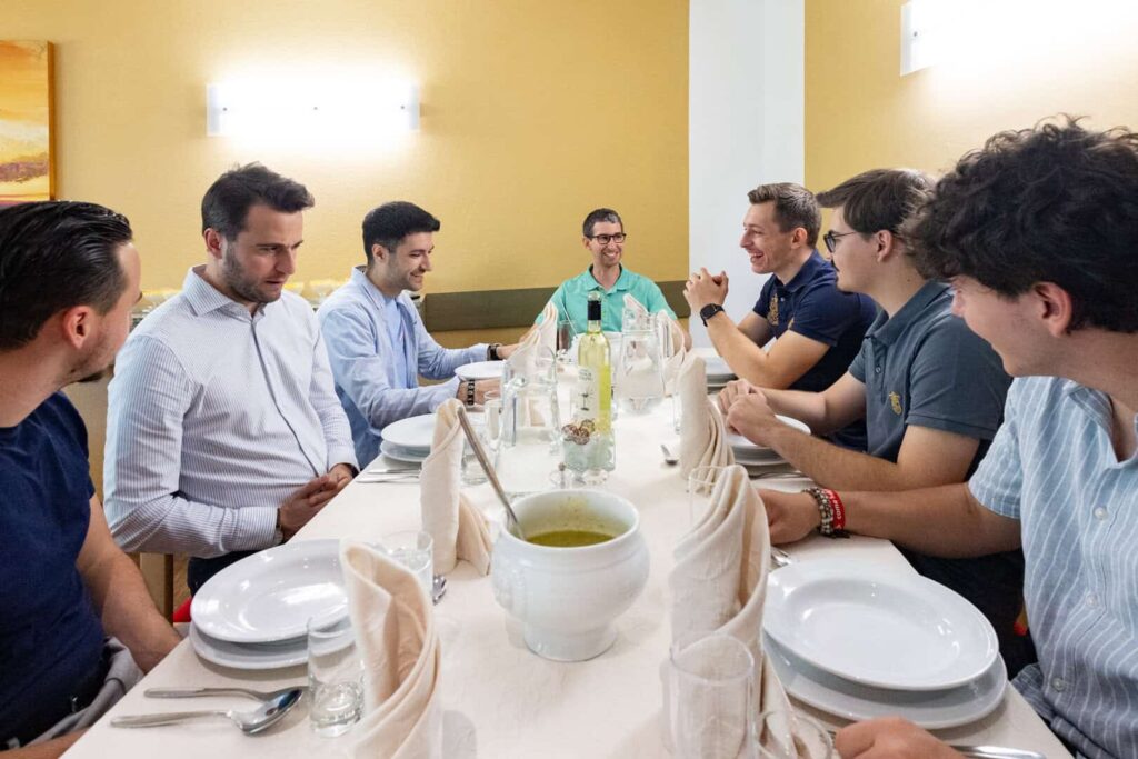 Gemeinsames Essen und Feiern im Studentenheim