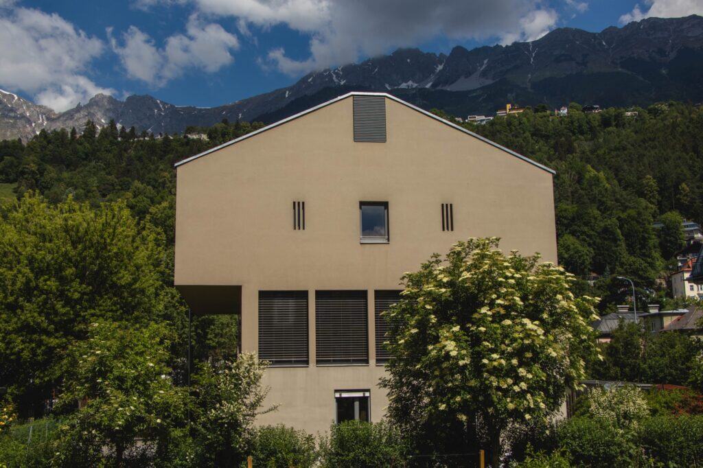 Modernes Studentenhaus in Sillgraben mit Bergblick.