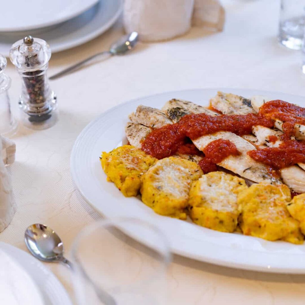 Frisch zubereitetes Hauptgericht aus der Sillgut Küche