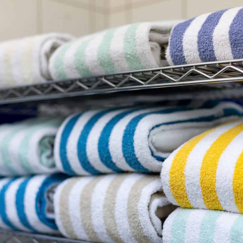 Bunte Handtücher im Studentenhaus Sillgraben, ordentlich gestapelt.