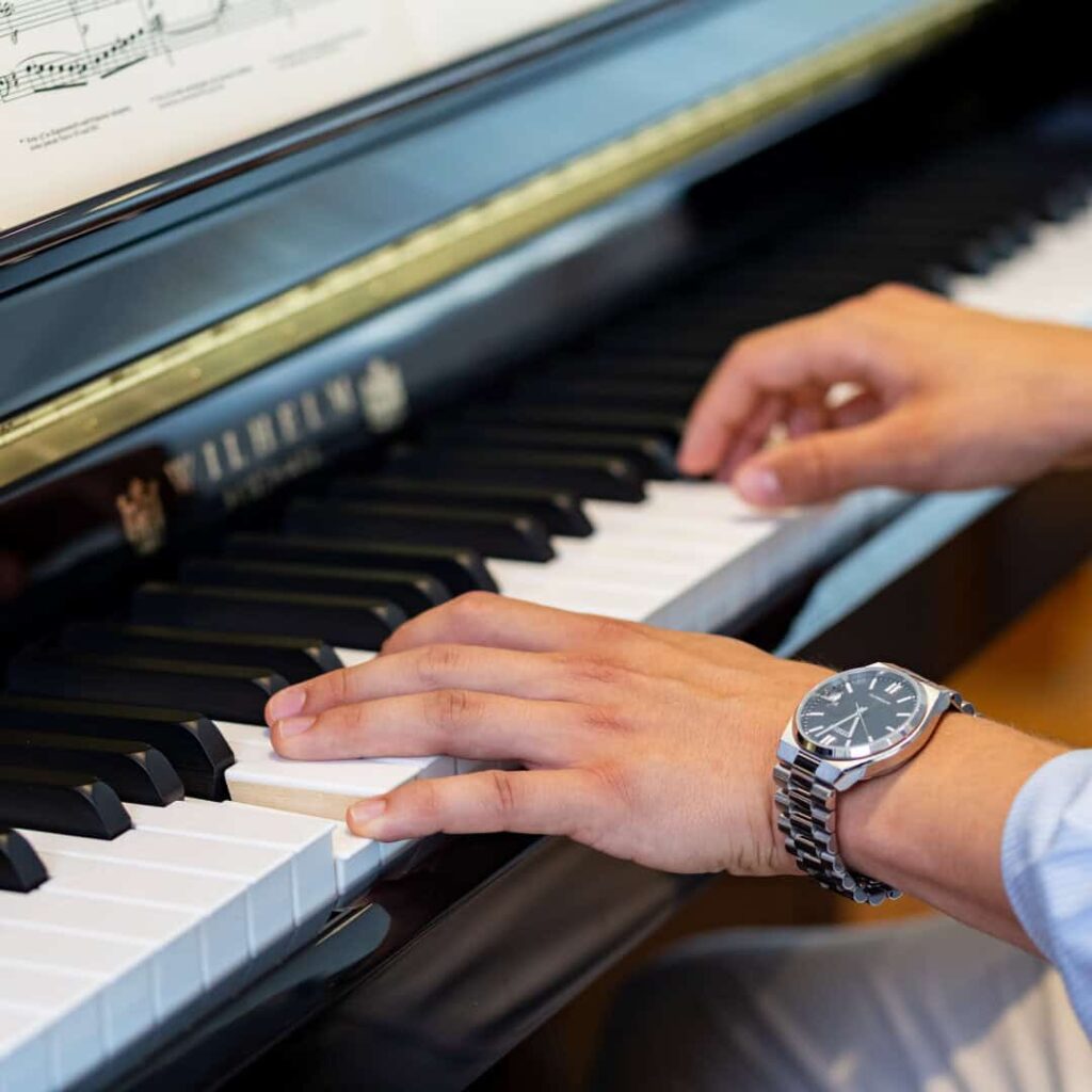 Musizieren am Klavier im Studentenheim